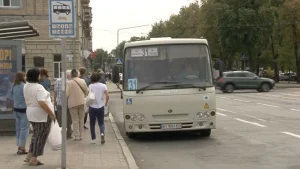 Автобус №31 на зупинці в Черкасах, номер31 видно на двох табличках