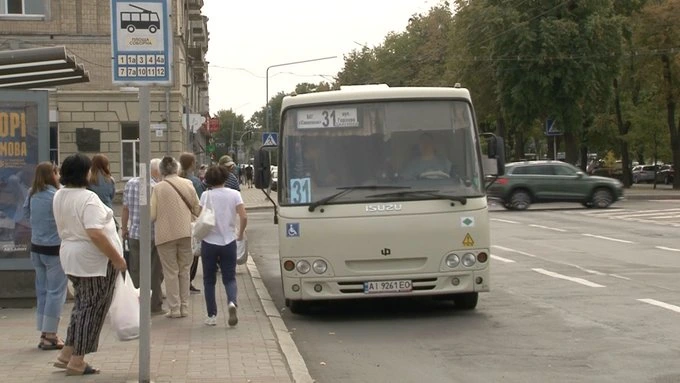 Автобус №31 на зупинці в Черкасах, номер31 видно на двох табличках