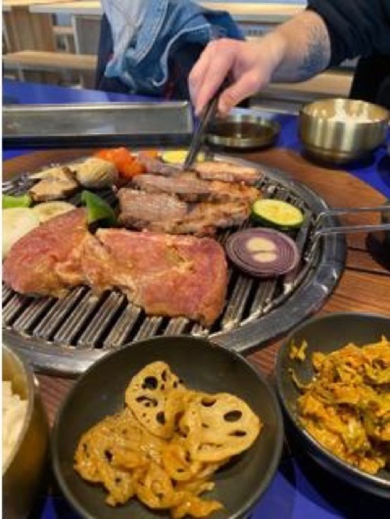 Корейське барбекю на грилі в ресторані Kim Kimchi